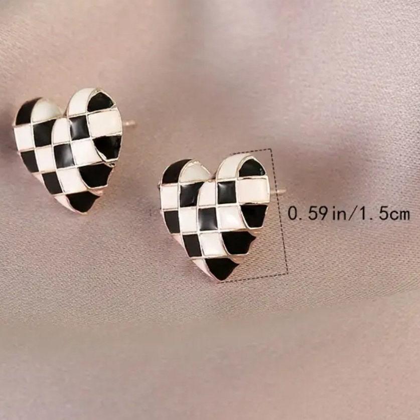 CHECKERBOARD HEART SHAPED STUD EARRINGS