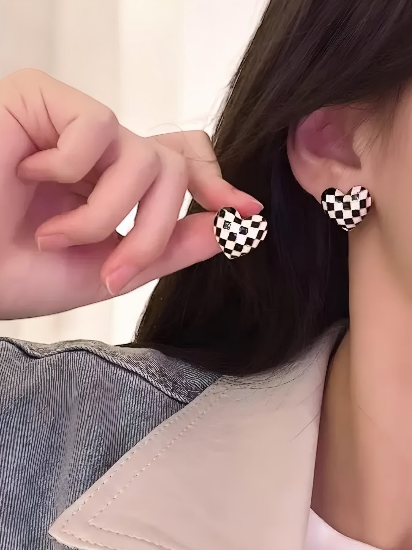 CHECKERBOARD HEART SHAPED STUD EARRINGS