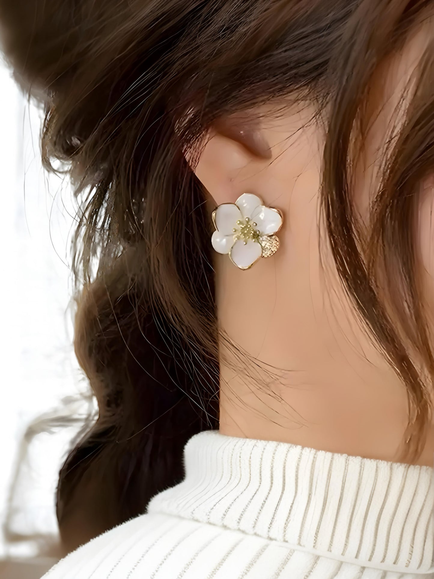 PEARL COLORED METAL FLOWER STUD EARRINGS