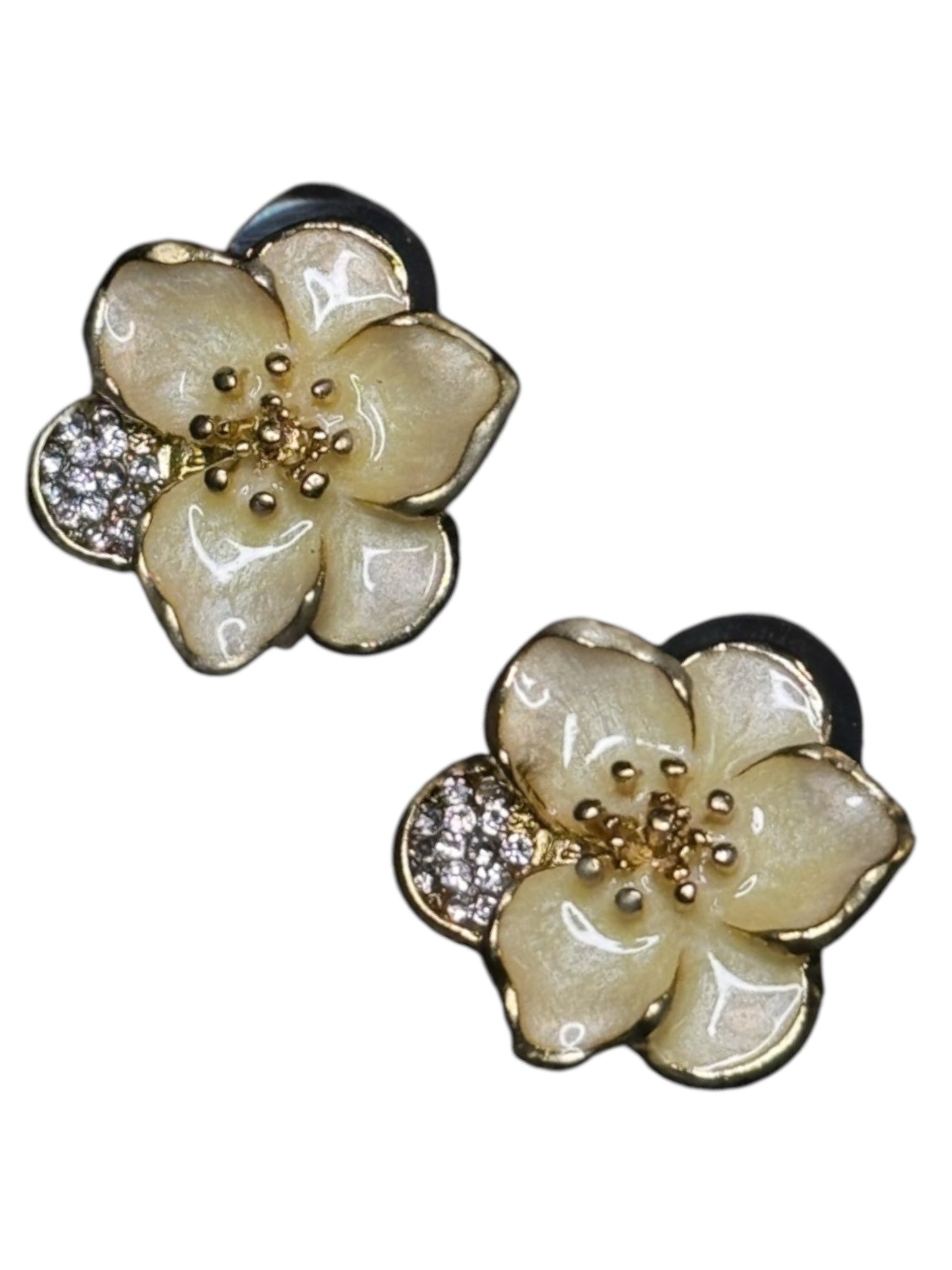 PEARL COLORED METAL FLOWER STUD EARRINGS