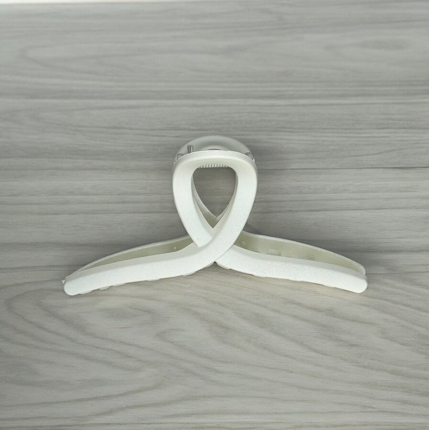 NEUTRAL KNOT CLAW CLIPS