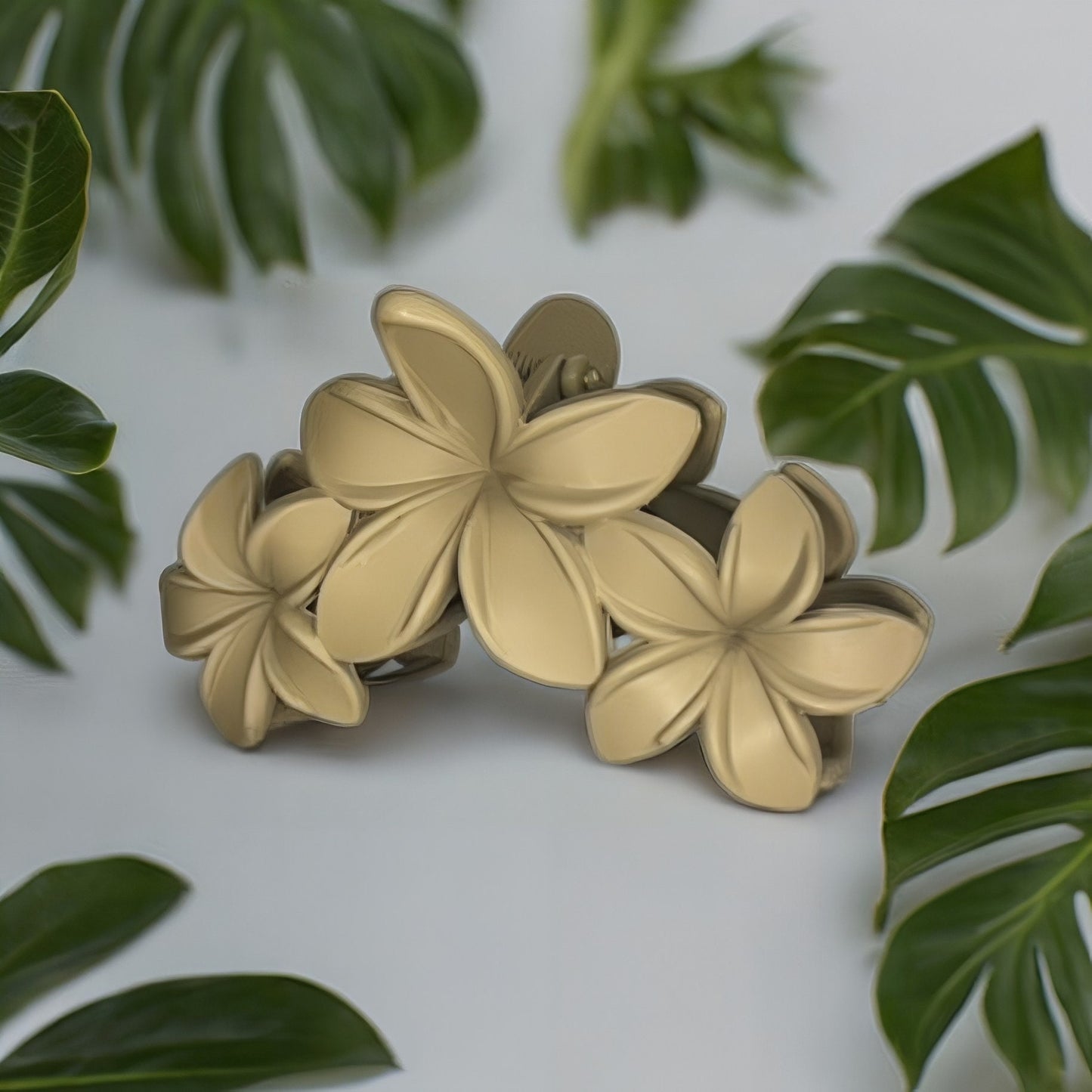 NEUTRAL FLOWER CLAW CLIPS