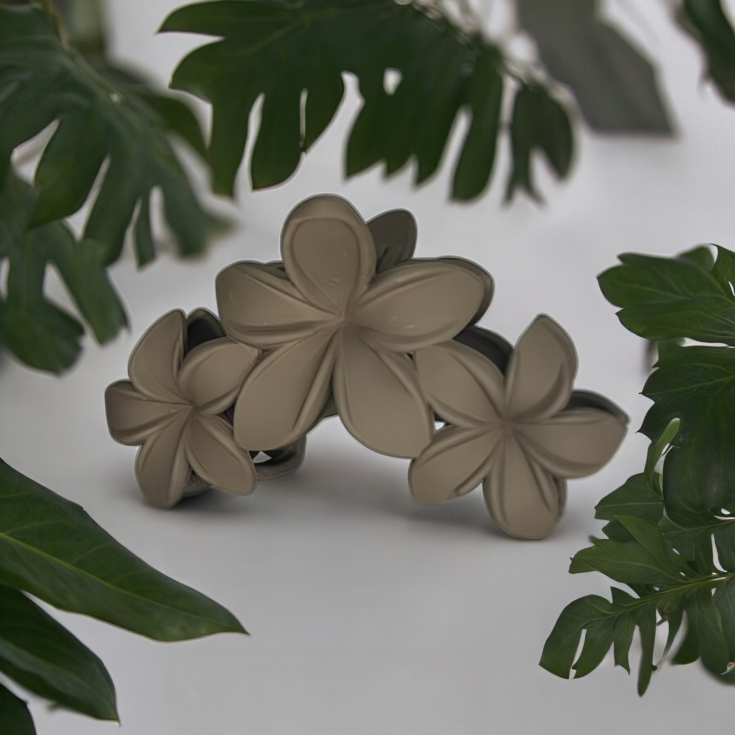 NEUTRAL FLOWER CLAW CLIPS