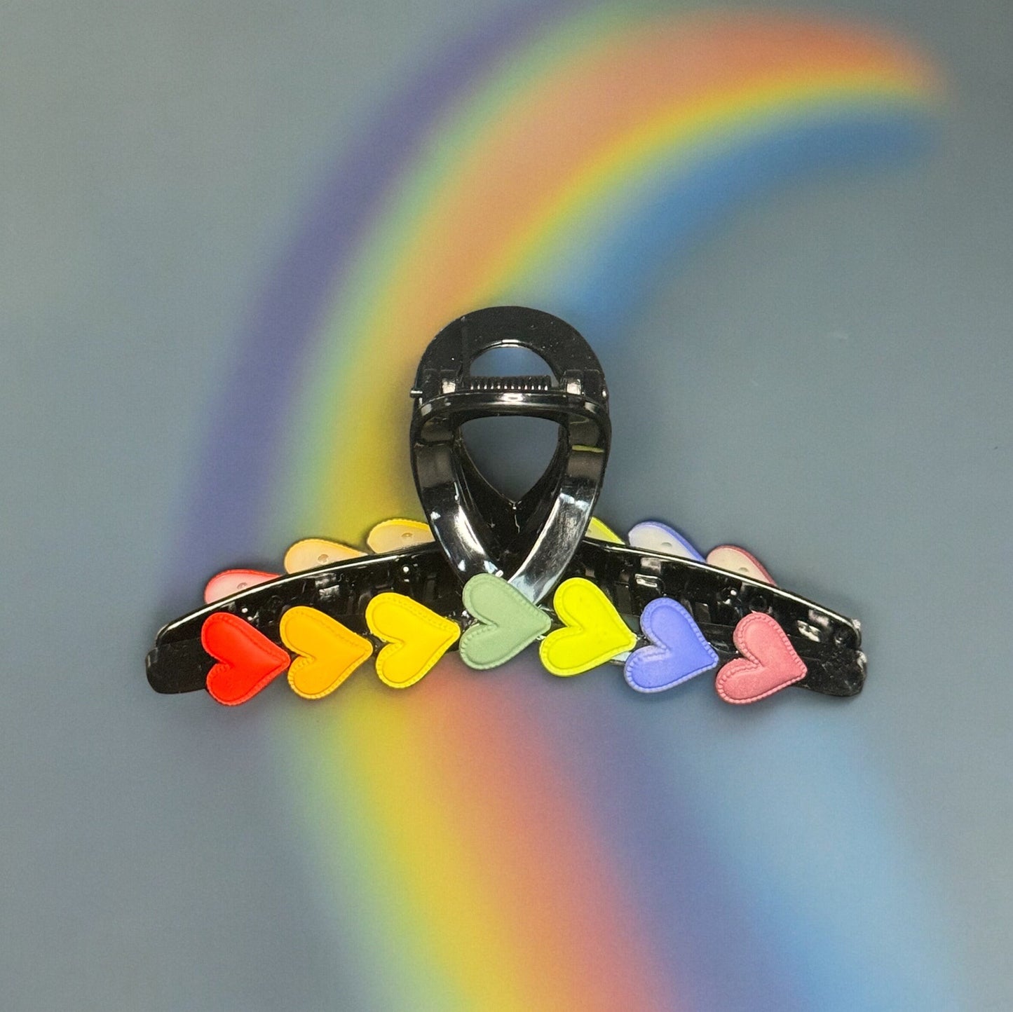 PRIDE HEARTS RAINBOW CLAW CLIP BLACK