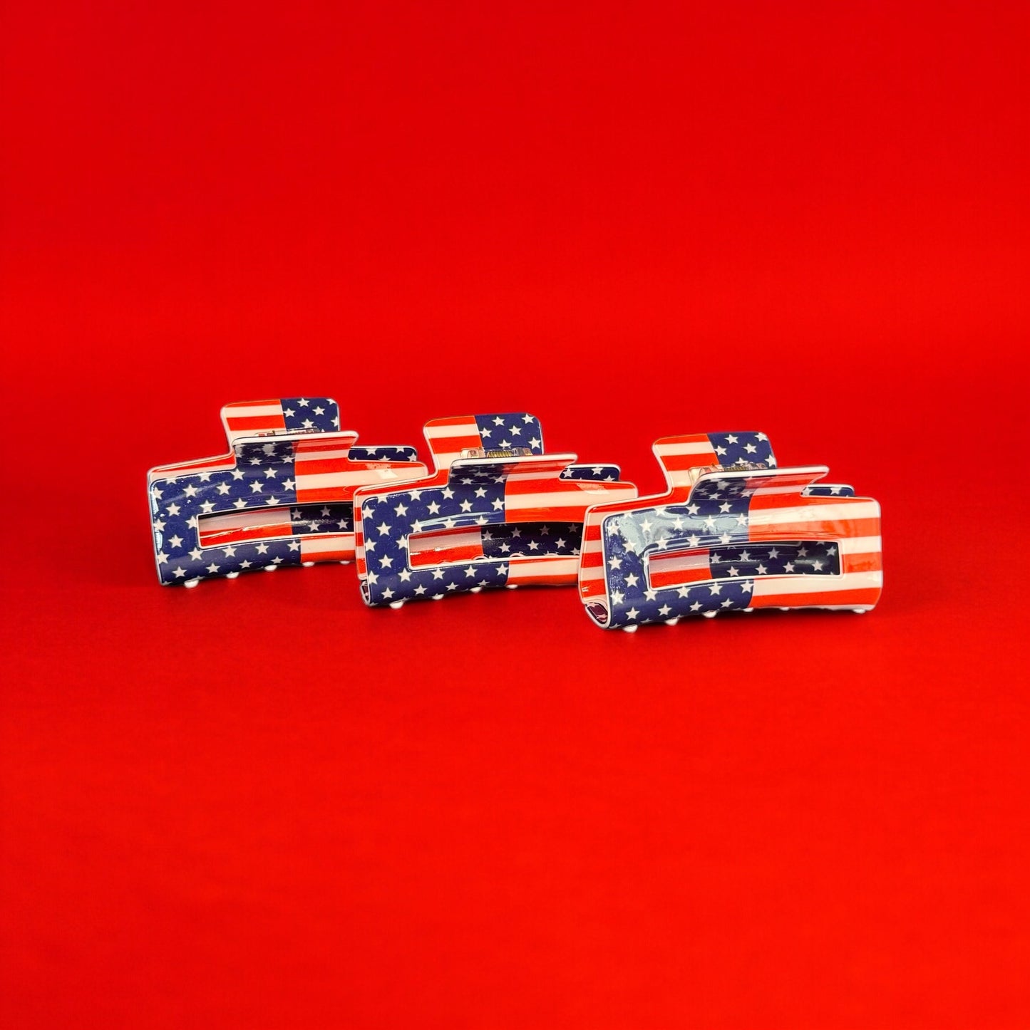 MEDIUM AMERICAN FLAG CLAW CLIP