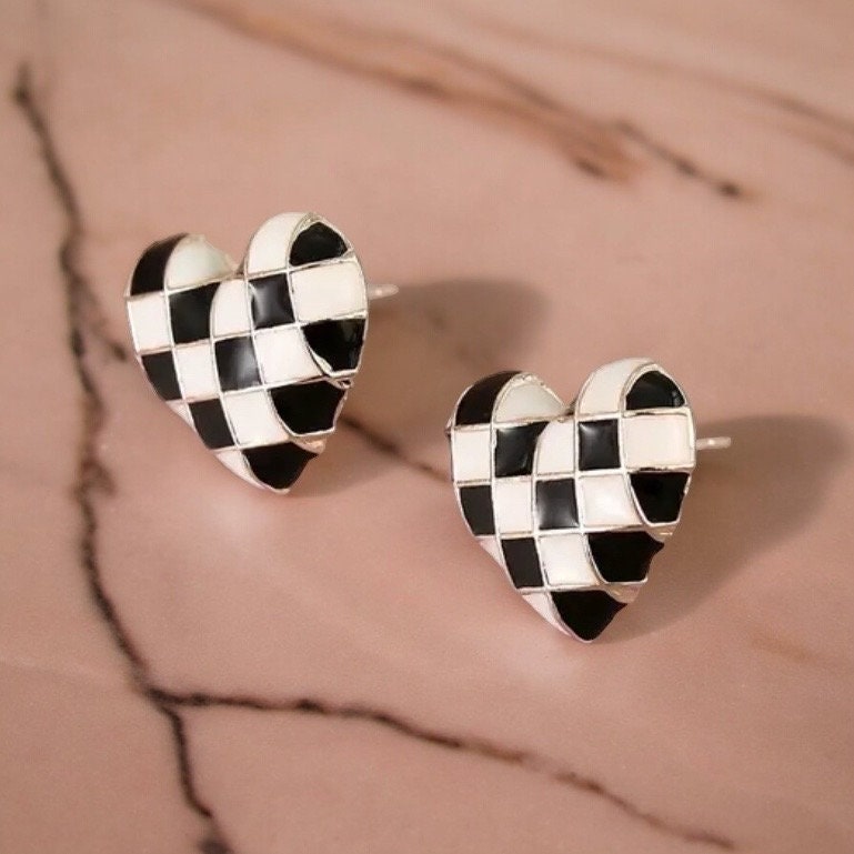 CHECKERBOARD HEART SHAPED STUD EARRINGS