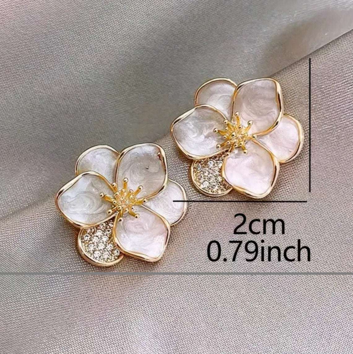 PEARL COLORED METAL FLOWER STUD EARRINGS