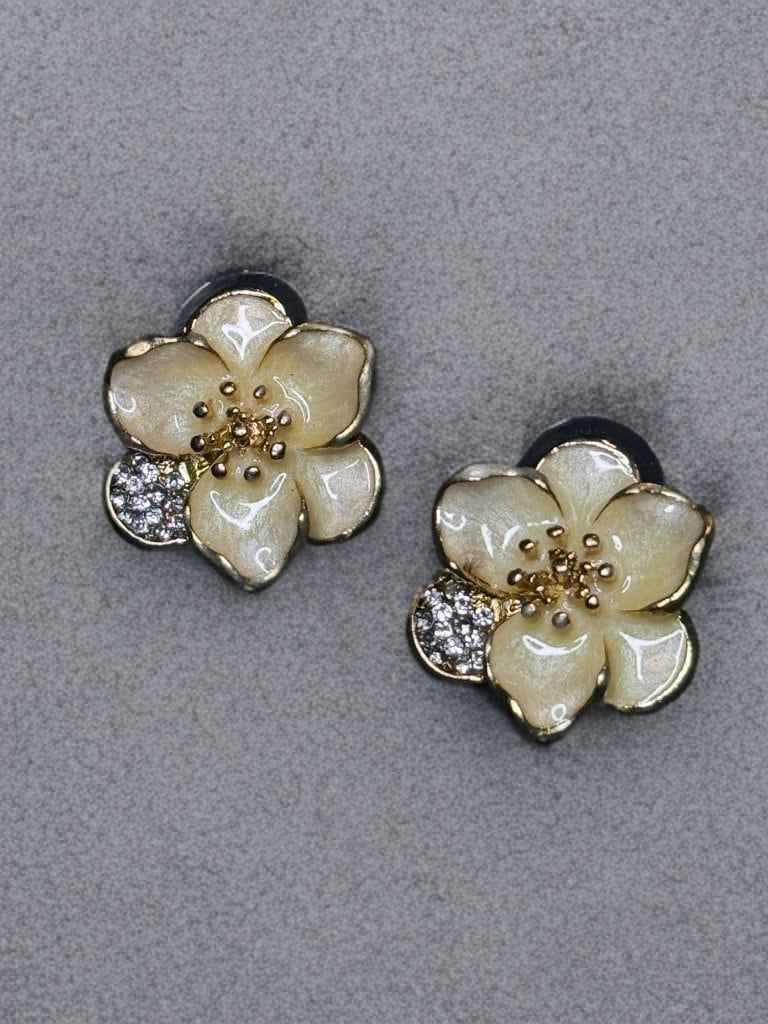 PEARL COLORED METAL FLOWER STUD EARRINGS