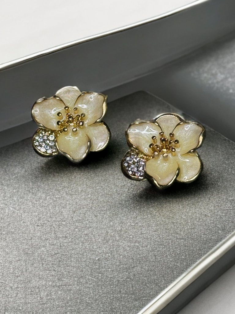 PEARL COLORED METAL FLOWER STUD EARRINGS