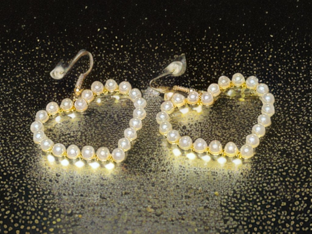 HEART SHAPED FAUX PEARL DANGLE EARRINGS