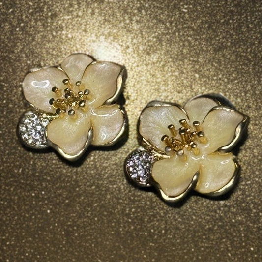 PEARL COLORED METAL FLOWER STUD EARRINGS