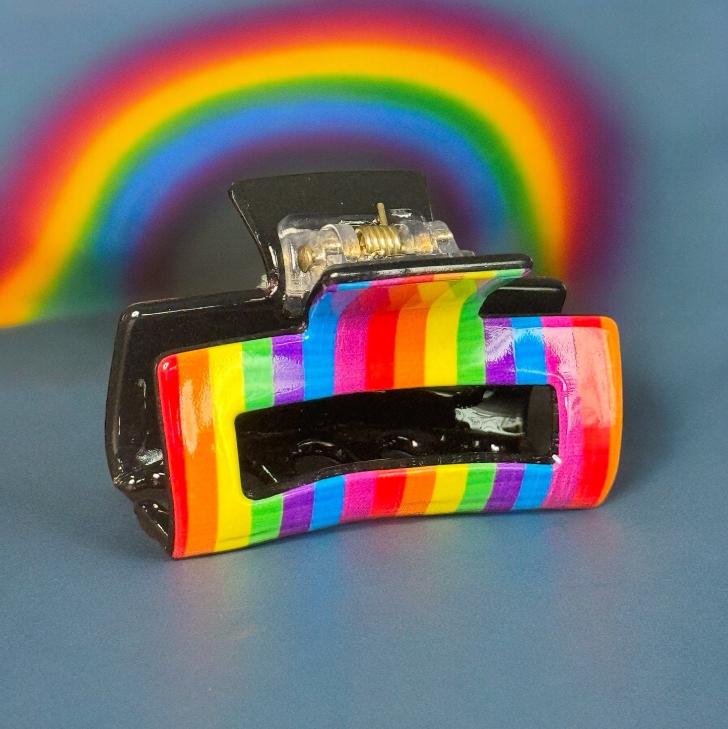 MINI PRIDE RAINBOW PRINT CLAW CLIP