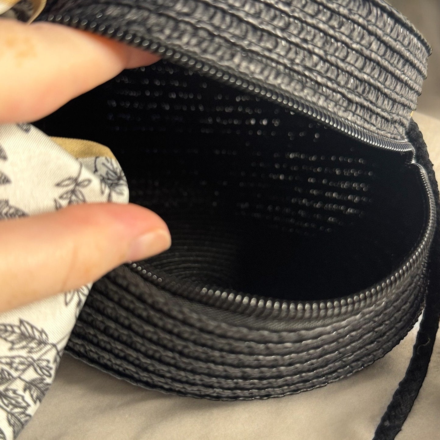 SMALL STRAW CROSSBODY BAG WITH REMOVEABLE BOW