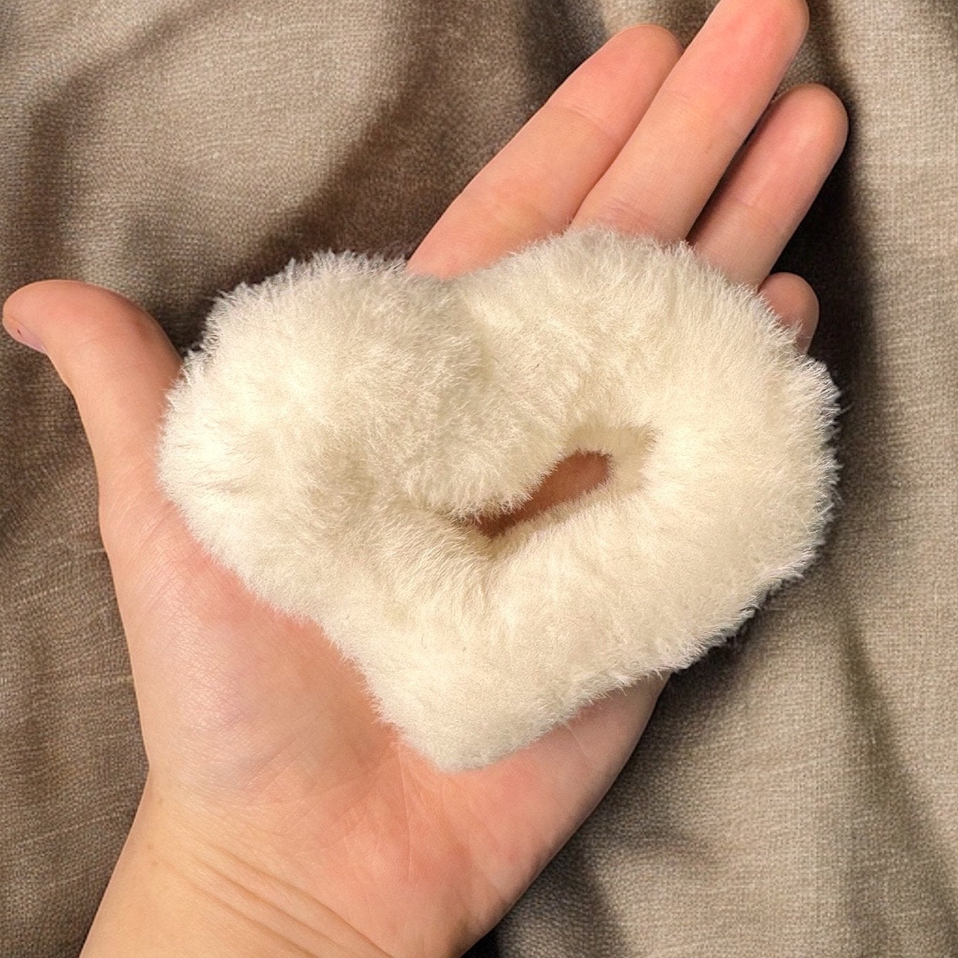 COZY HEART SHAPED CLAW CLIPS