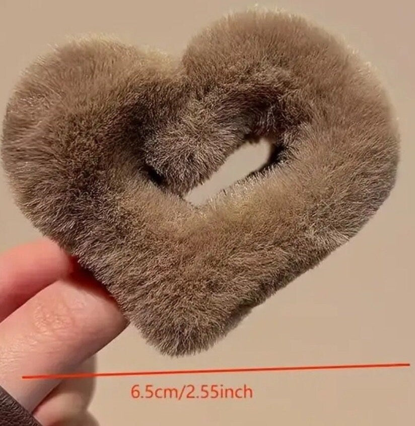 COZY HEART SHAPED CLAW CLIPS