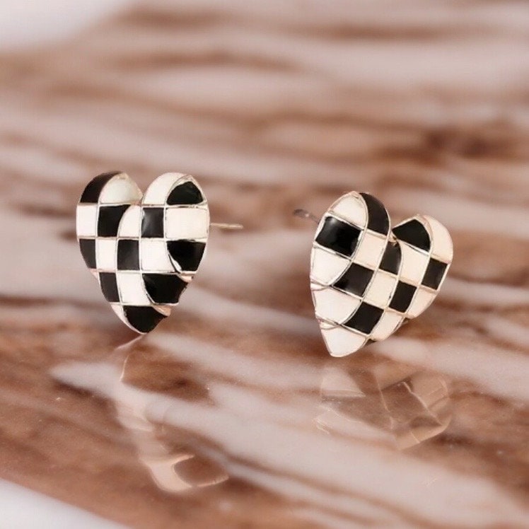 CHECKERBOARD HEART SHAPED STUD EARRINGS