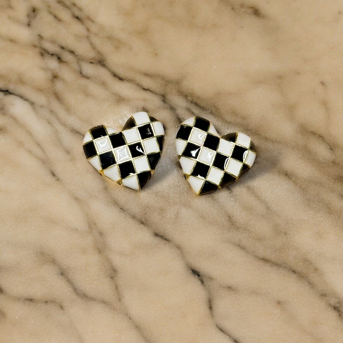 CHECKERBOARD HEART SHAPED STUD EARRINGS