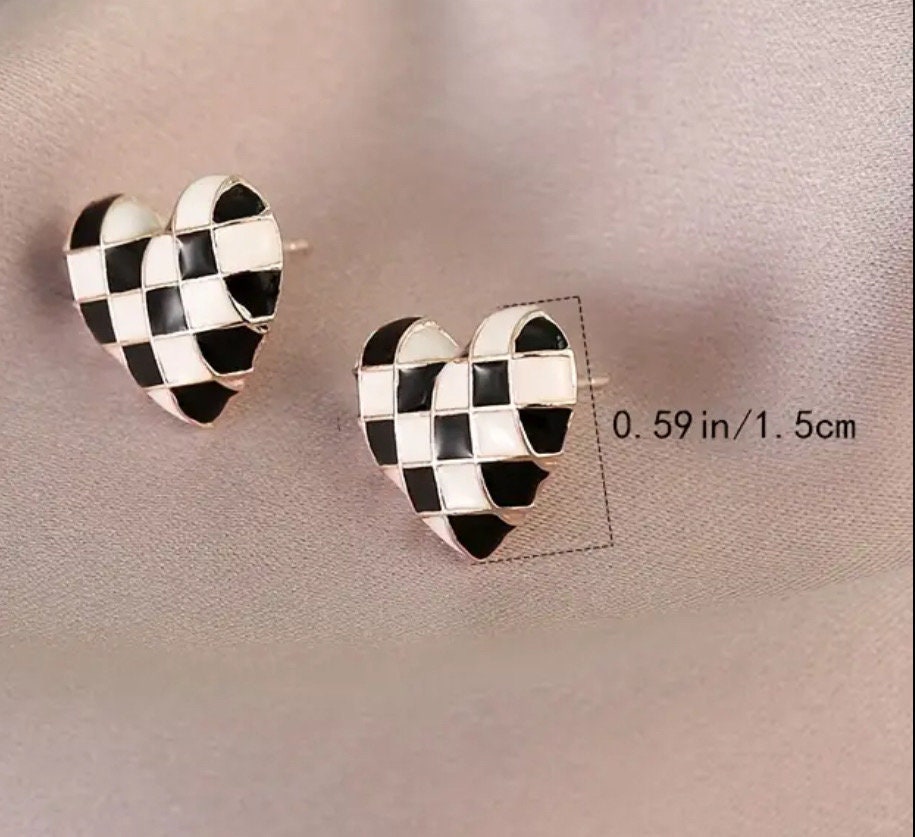 CHECKERBOARD HEART SHAPED STUD EARRINGS