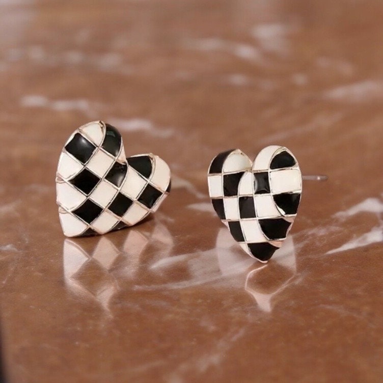 CHECKERBOARD HEART SHAPED STUD EARRINGS