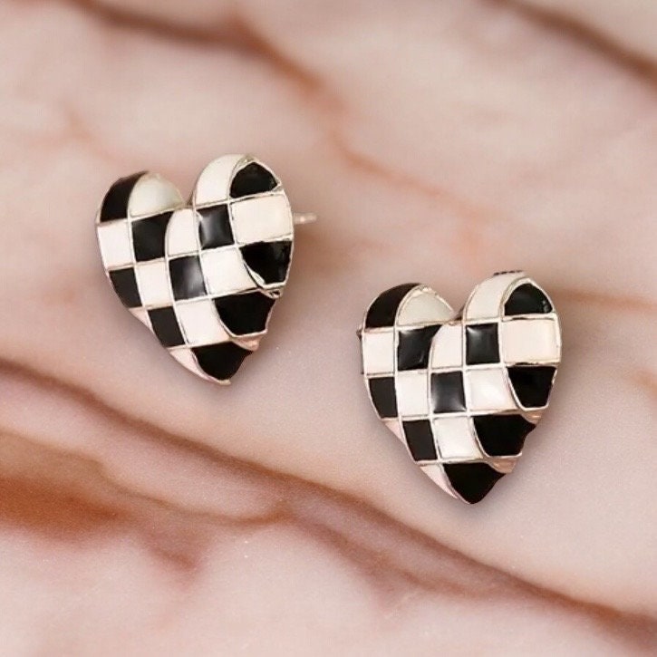 CHECKERBOARD HEART SHAPED STUD EARRINGS