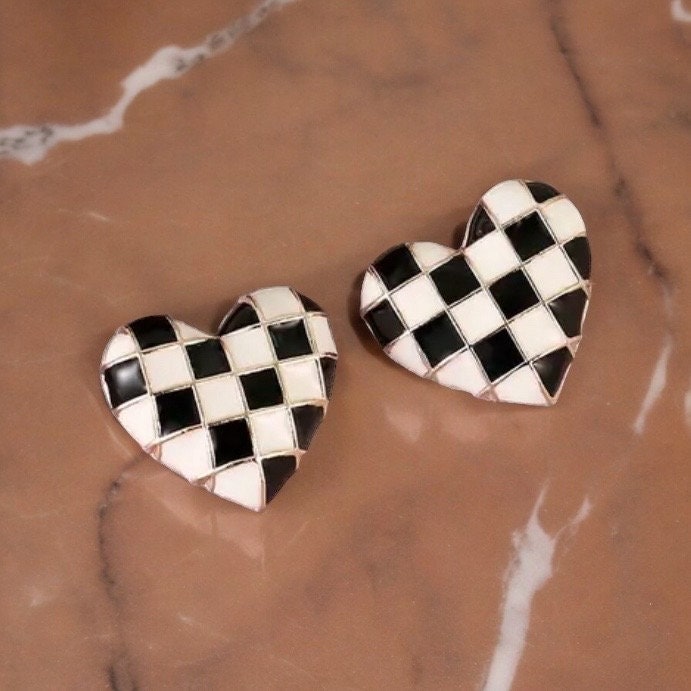 CHECKERBOARD HEART SHAPED STUD EARRINGS