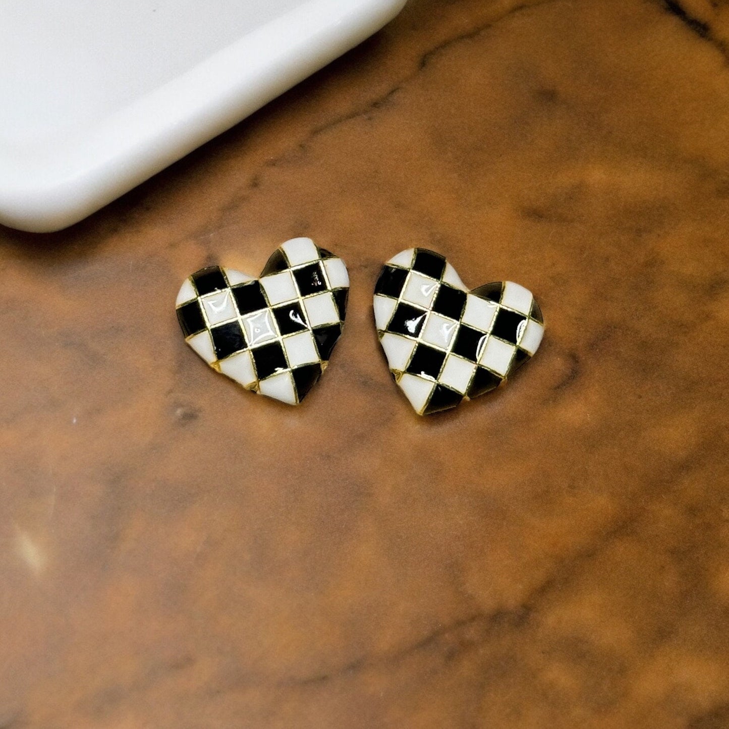 CHECKERBOARD HEART SHAPED STUD EARRINGS