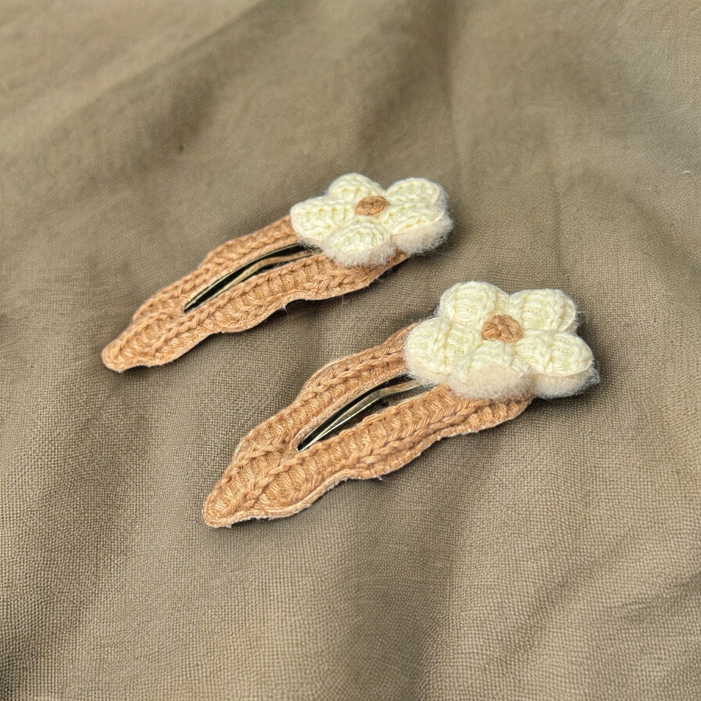 COZY FLORAL HAIR BARRETTES