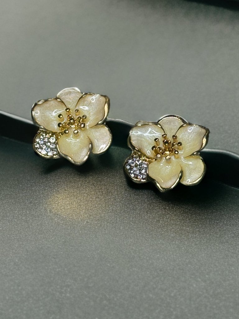 PEARL COLORED METAL FLOWER STUD EARRINGS