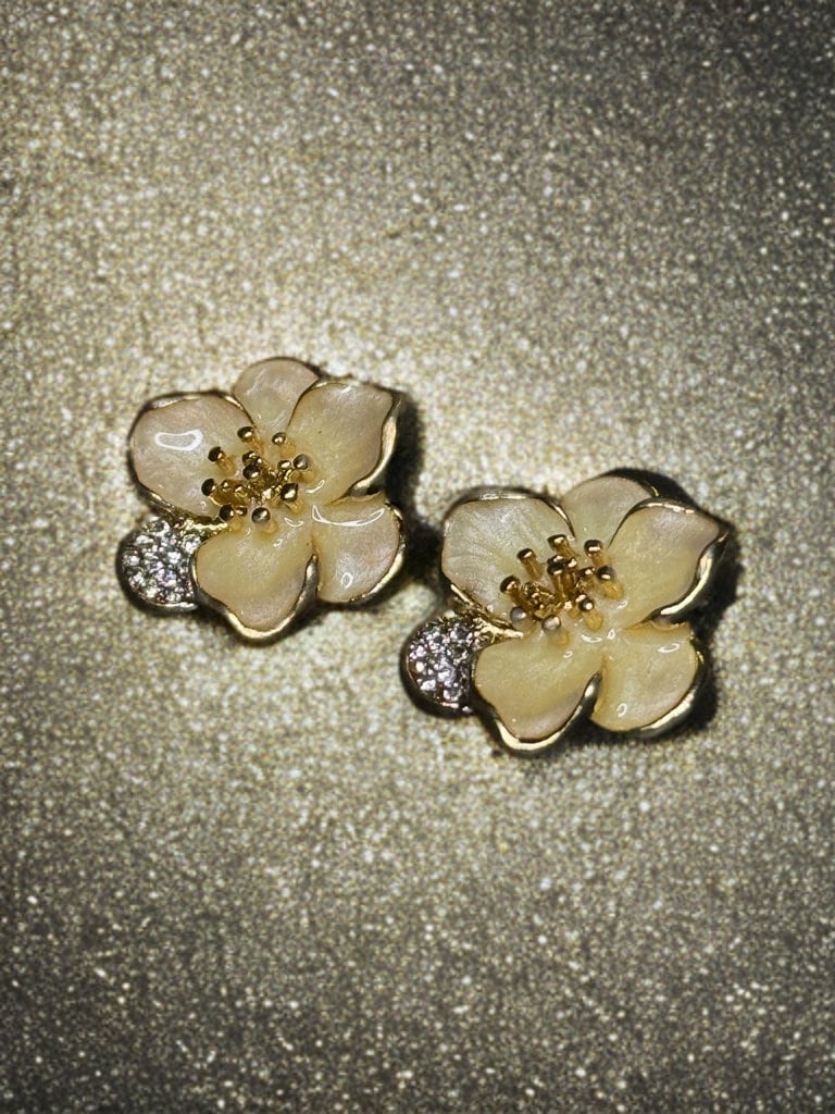 PEARL COLORED METAL FLOWER STUD EARRINGS