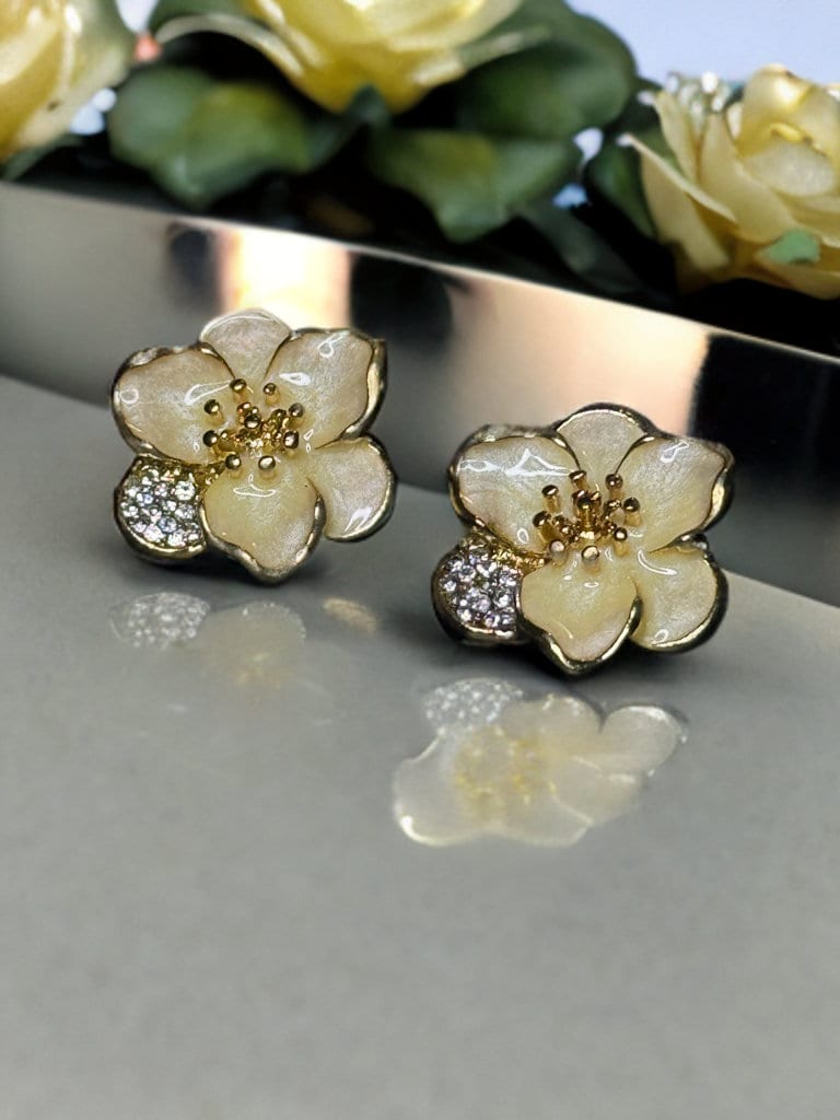 PEARL COLORED METAL FLOWER STUD EARRINGS