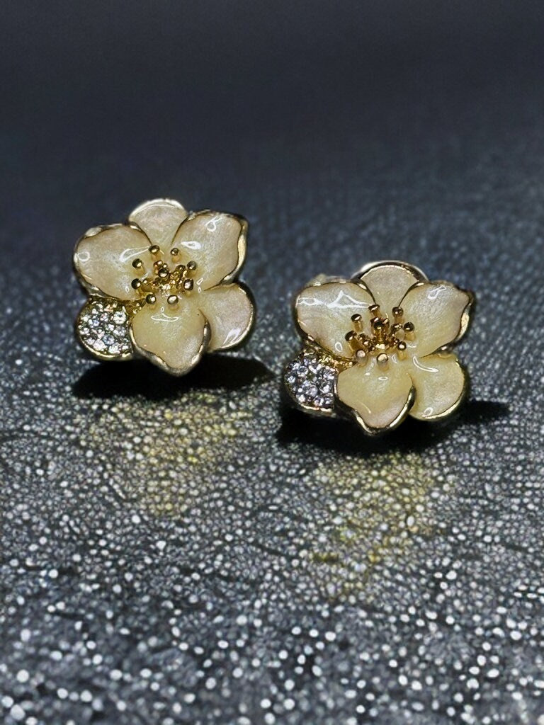 PEARL COLORED METAL FLOWER STUD EARRINGS