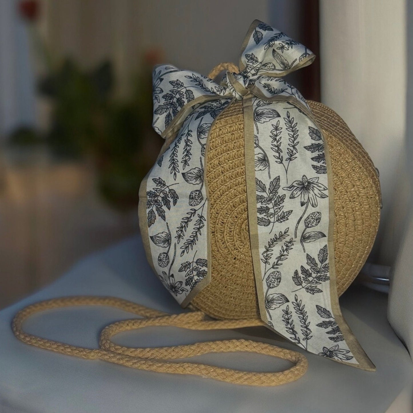 SMALL STRAW CROSSBODY BAG WITH REMOVEABLE BOW