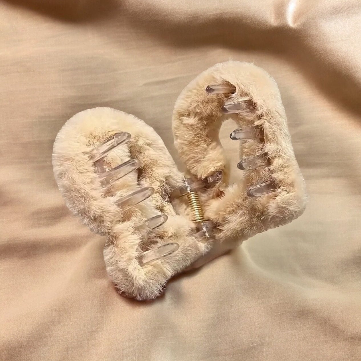 COZY HEART SHAPED CLAW CLIPS