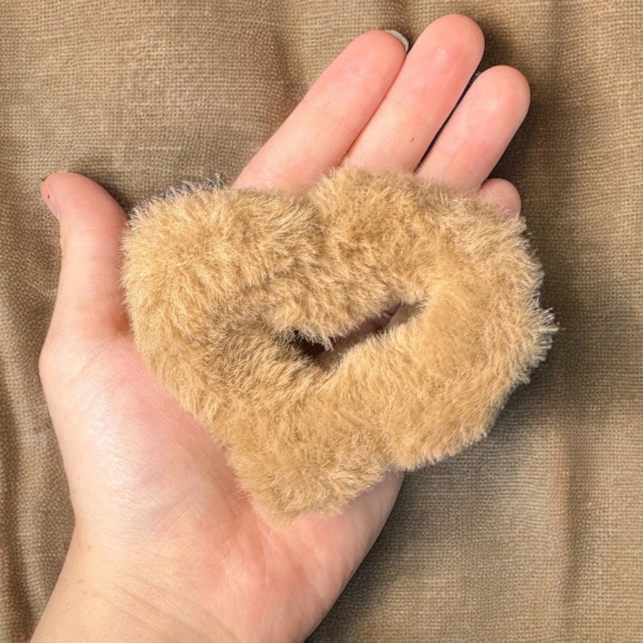 COZY HEART SHAPED CLAW CLIPS