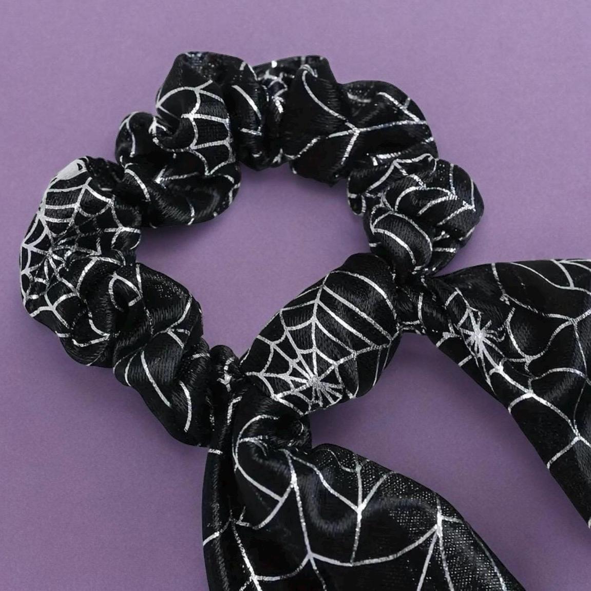 SPIDERWEB BOW SCRUNCHIES